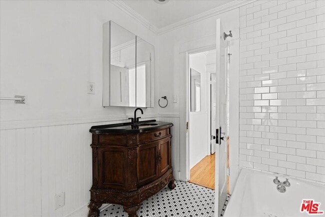 Building Photo - 1018 Havenhurst Dr