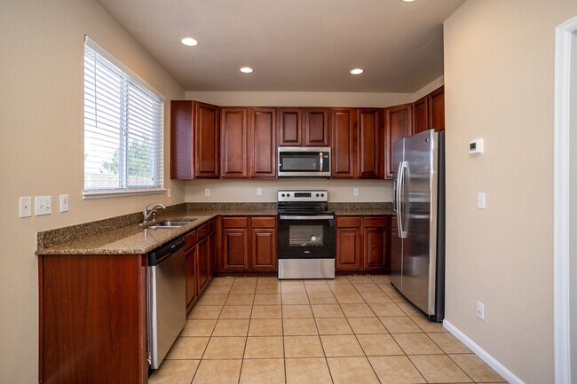 Building Photo - Well Maintained Home in Eastview Estates!