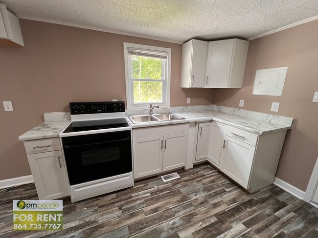 Building Photo - Newly remodeled, tranquil setting