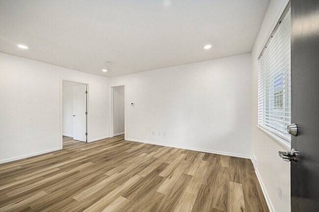 Building Photo - ONE MONTH FREE! 2Bedroom/2 Full Bath Newly...