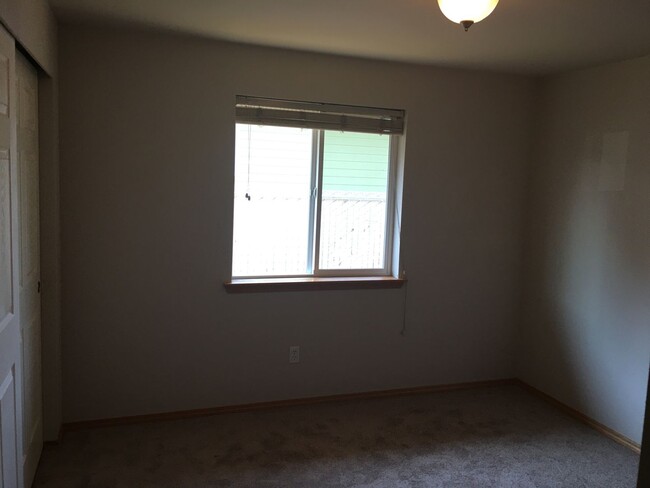 Building Photo - 2 bed, 2 bath duplex Buckley Wa.