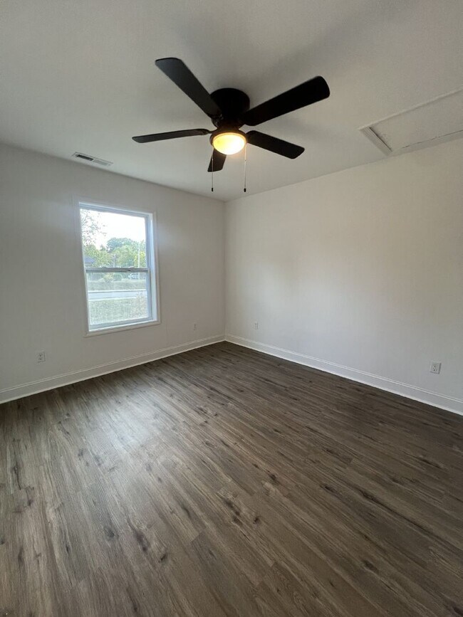 Building Photo - Charming 3-Bed, 2-Bath Gem on Arlington Ave