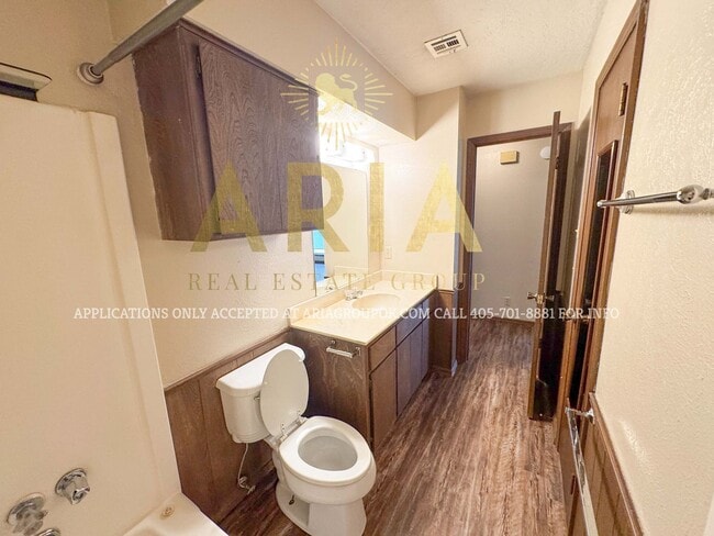 Building Photo - West Norman 2 Bed 1 Bath!