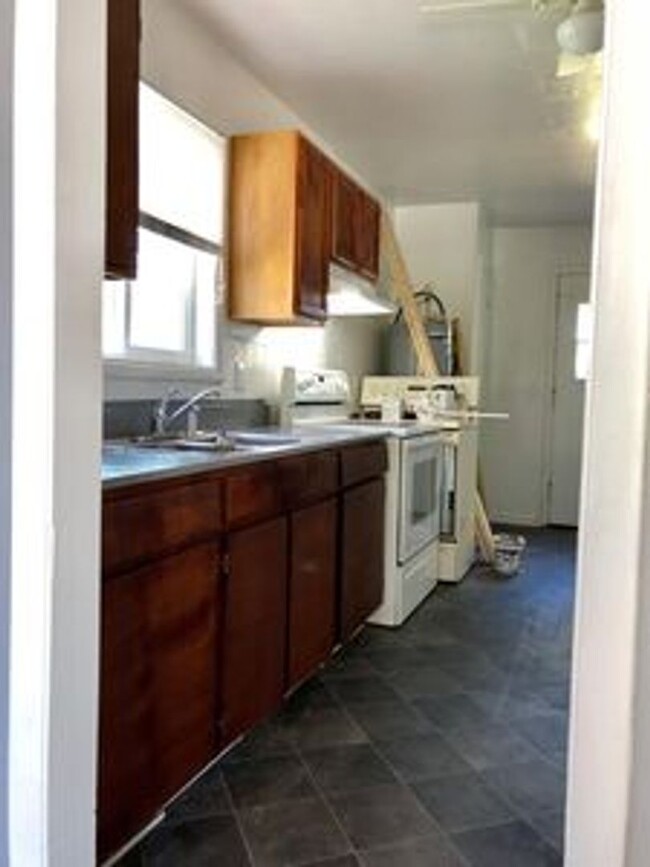 Building Photo - Cozy 3 bed 1.5 bath with Backyard