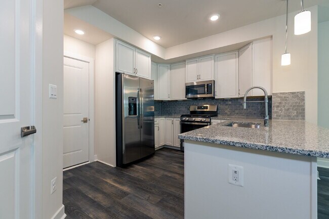 Building Photo - Elegant Townhome Living Near Herndon Conveniences