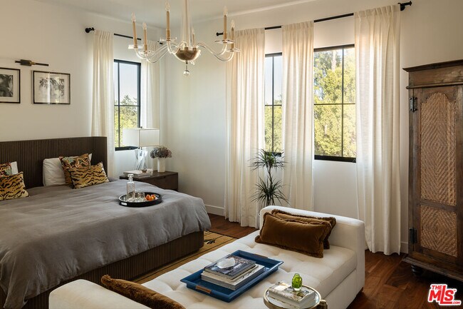 Building Photo - 5192 Parkway Calabasas