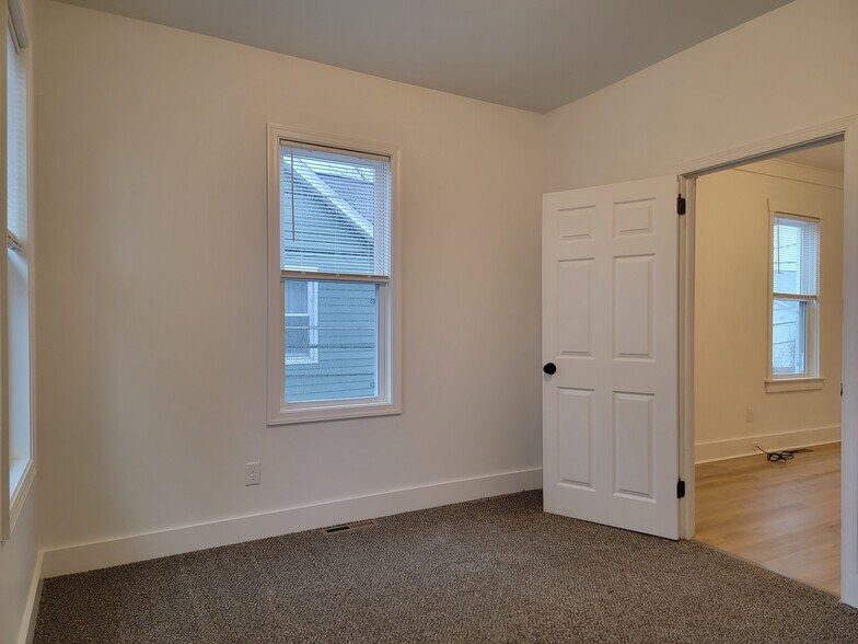 Building Photo - 115 E Chestnut St