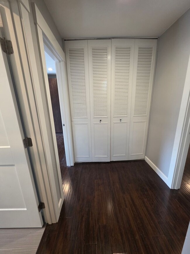 Building Photo - 2 Story 2bd/1.5ba  Townhouse near Commute ...