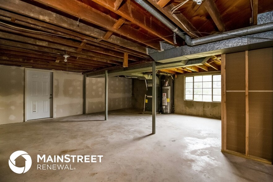 Building Photo - 2320 Embassy Ln