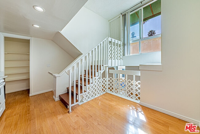 Building Photo - 933 S Manhattan Pl