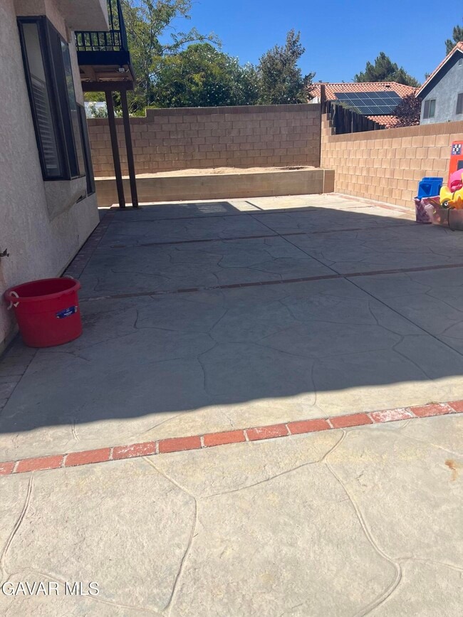 Building Photo - 325 Rainbow Terrace