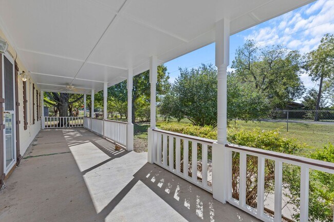 Building Photo - Beautiful & Unique Rental Home Spacious, C...