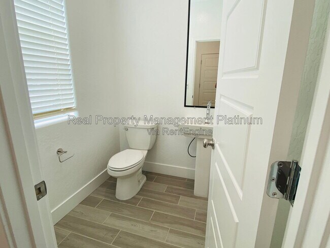 Building Photo - 2752 E Tamarind Dr