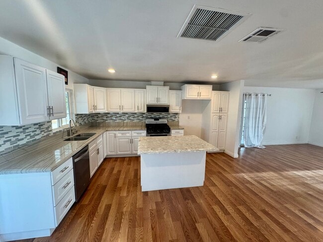 Building Photo - Beautiful 4 bedroom in West Lancaster