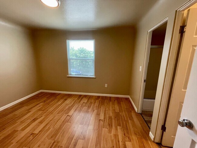 Building Photo - LOWER SOUTH HILL ONE BED NEAR HUCKLEBERRY'...