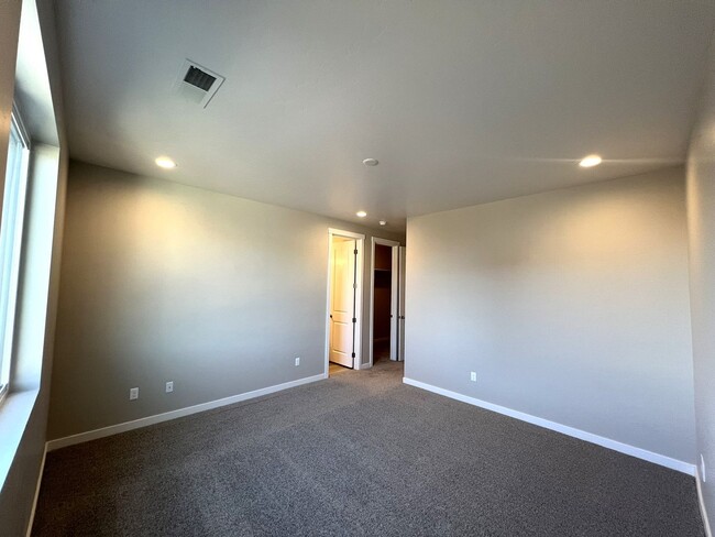 Building Photo - Brand new 3 bed 2.5 bath townhome in Stars...