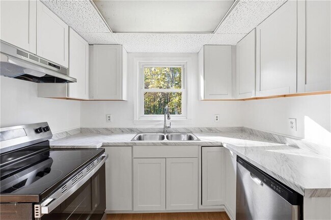 Building Photo - 6917 Laurel Wood Dr