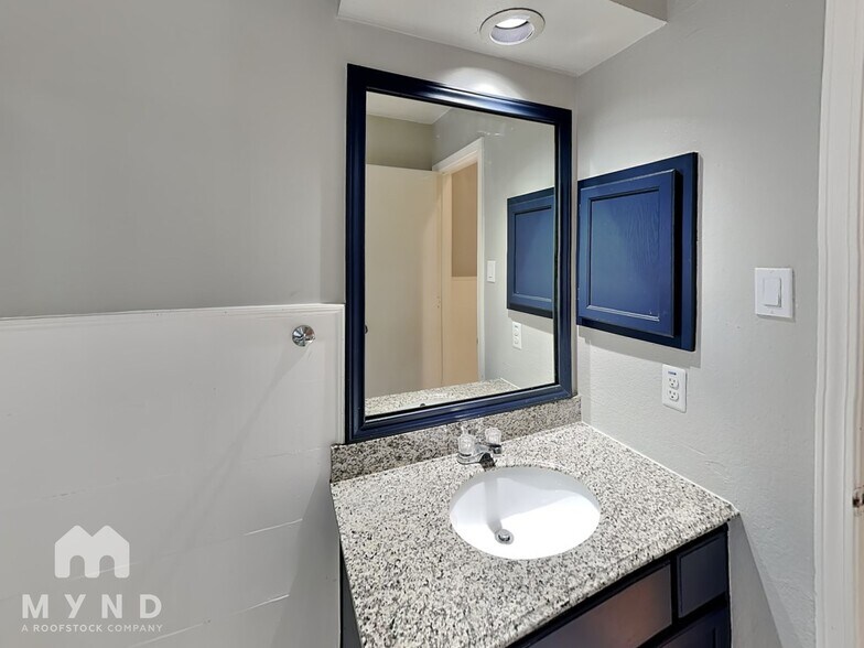 Building Photo - 837 Collins Blvd