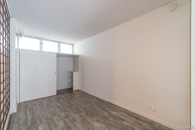 Building Photo - Upgraded 2BR 1BA 1PARKING near Waikiki & UH Manoa! Dishwasher & Washer/Dryer In Unit!