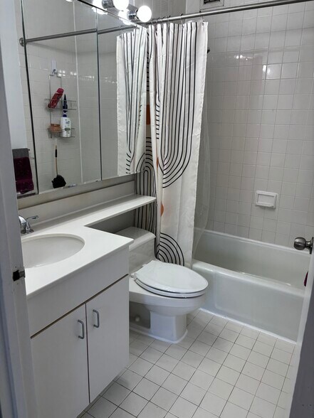 Building Photo - 215 W 95th St