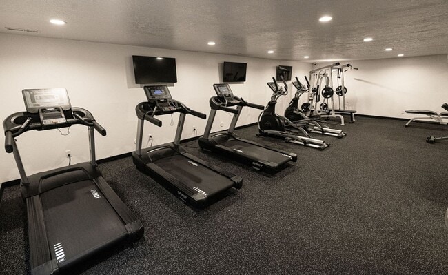 Building Photo - Luxury 5 Bedroom 3 Bath with Upscale Ameni...