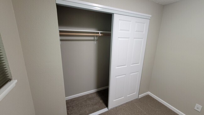 Building Photo - Duplex 12006