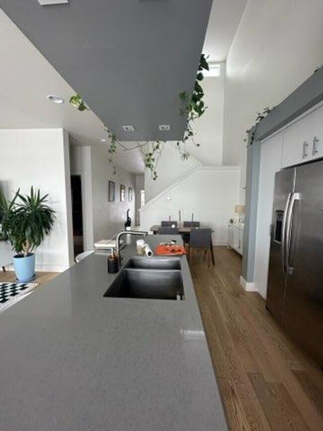 Building Photo - Stunning West End Three Bedroom with Modern Finishes