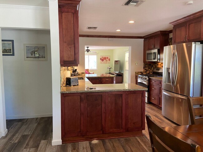 Building Photo - 2/2 single family house with big yard near downtown and beach!