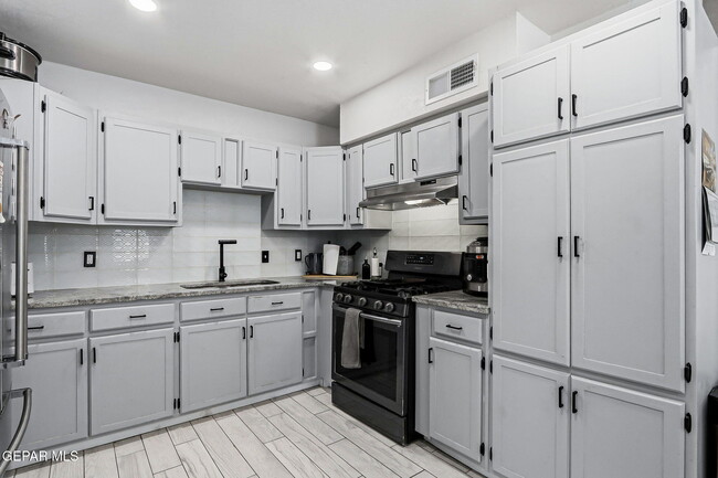 Building Photo - 7740 Phoenix Ave