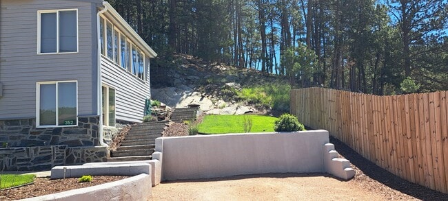 Building Photo - 352 Pine Mountain Ave