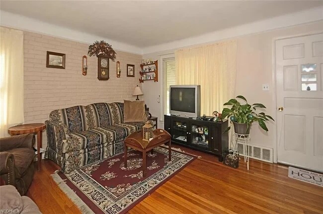 Living room minus the furniture - 13405 Eastwood Blvd