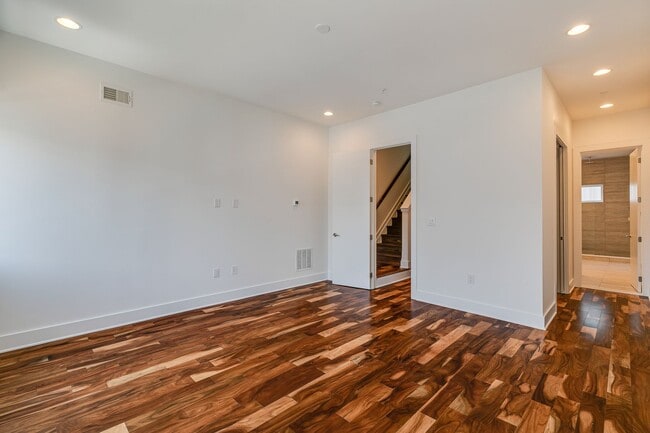 Building Photo - Northern Liberties Townhome with Parking