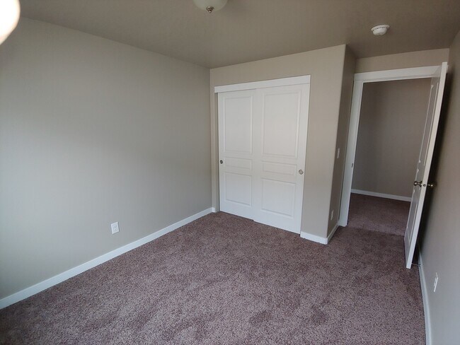 Building Photo - Beautiful North Hayden Neighborhood, Landscaping included!