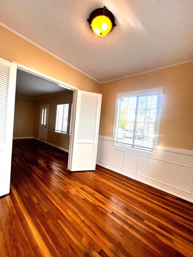Building Photo - Single Family. 3-bed Home - Desireable Neighborhood!