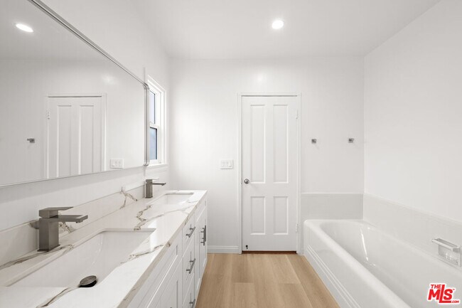 Building Photo - 3715 Homeland Dr