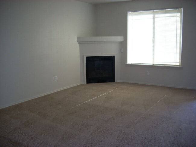 Building Photo - Conveniently Located 2 Bed/1.5 Bath Townhome in SW Redmond