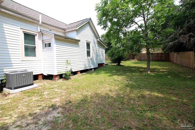 Building Photo - 1118 W Belmont St