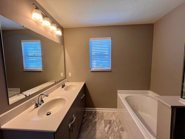 Building Photo - Imperial - 3 Bedroom 2.5 Bathroom - Large ...