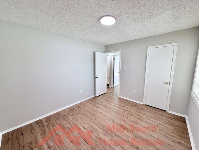 Building Photo - 4011 Double Tree St