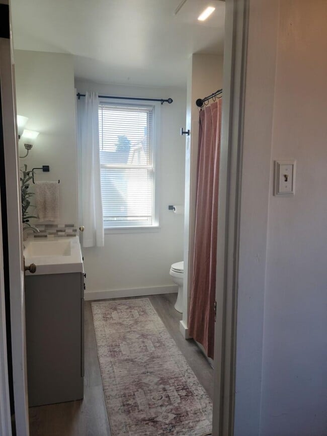 Building Photo - 3-bedroom, 1-bathroom home located on the picturesque Neville Island, PA.