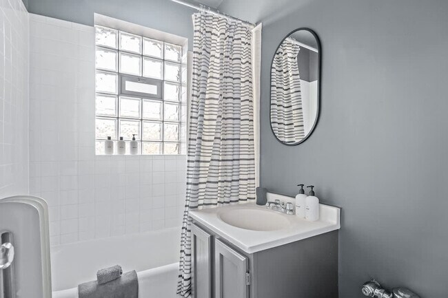 Building Photo - 3549 N Janssen Ave