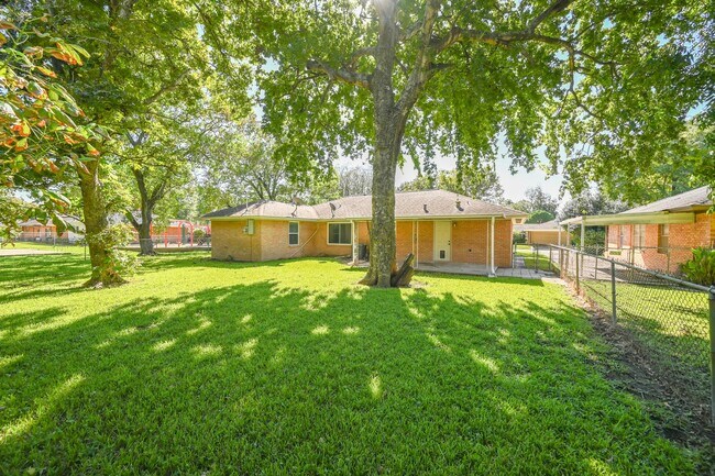 Building Photo - 1602 Sheridan Dr