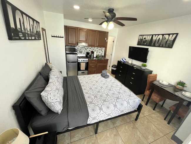 Building Photo - 338 Van Buren St