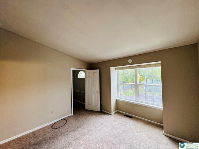 Building Photo - 102 Quaker Dr