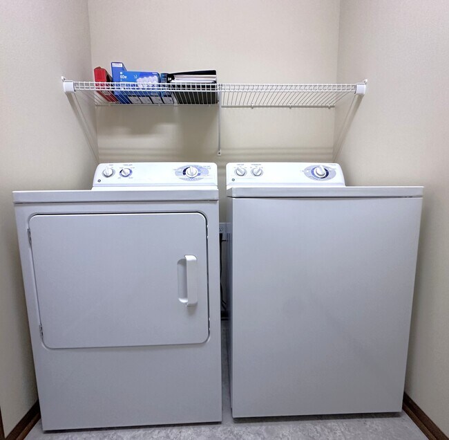 Building Photo - 6218 Shadyview Ln N