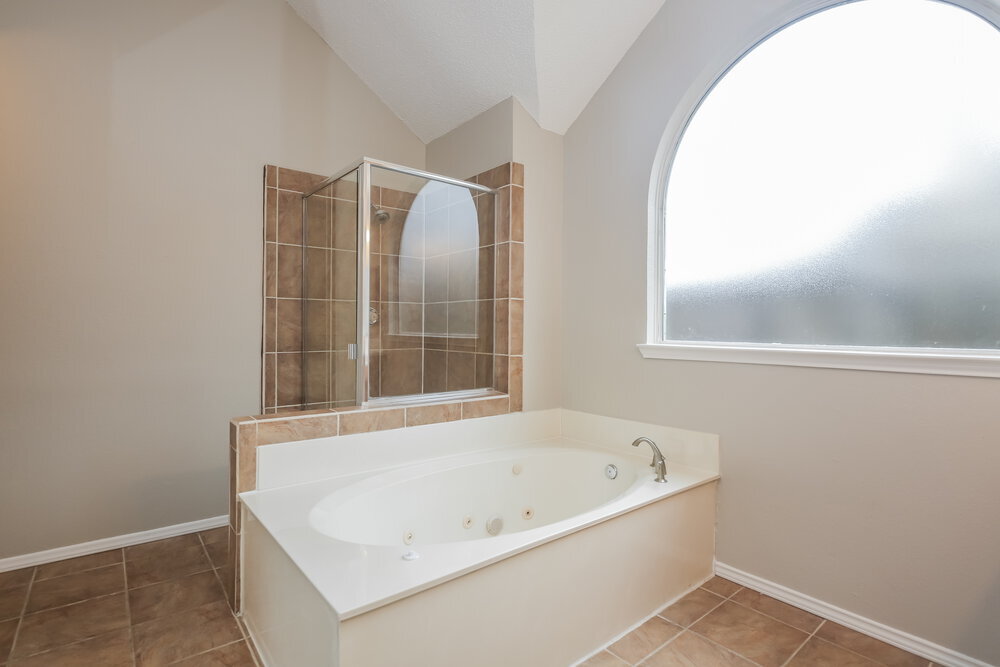 Building Photo - 2124 Creek Royal Dr