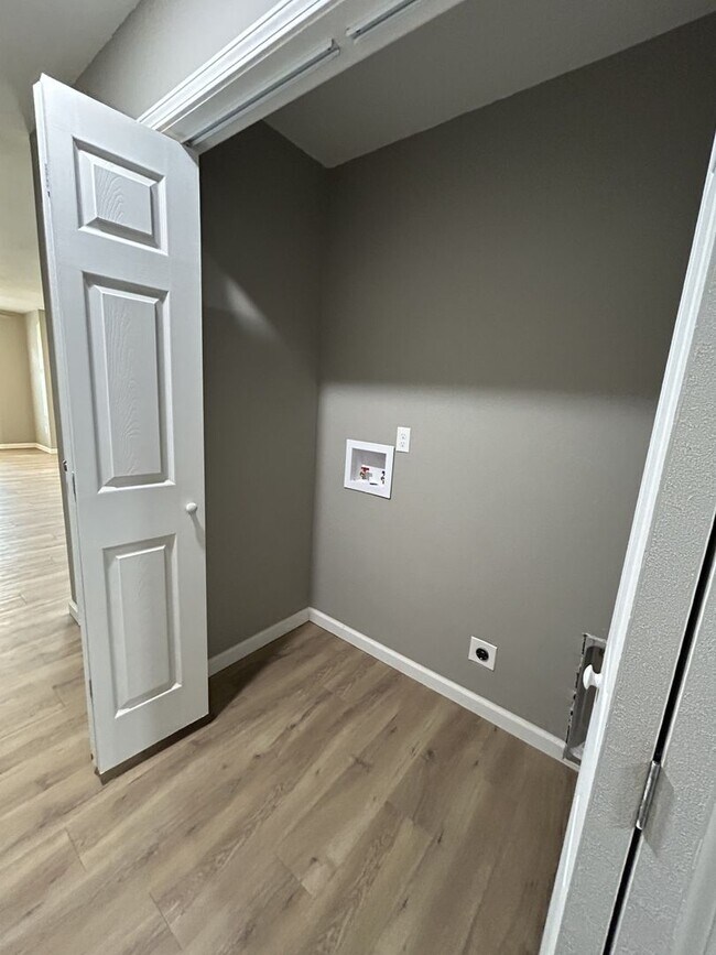 Building Photo - 718 Columbus St