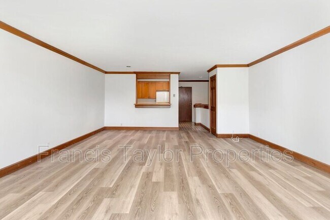 Building Photo - 8840 Villa La Jolla Dr