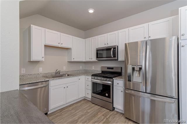 Building Photo - 1049 Oak Cir