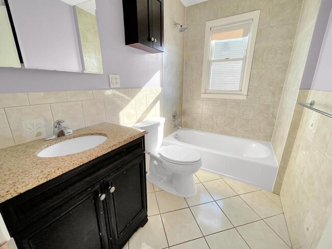 Building Photo - 155 King St